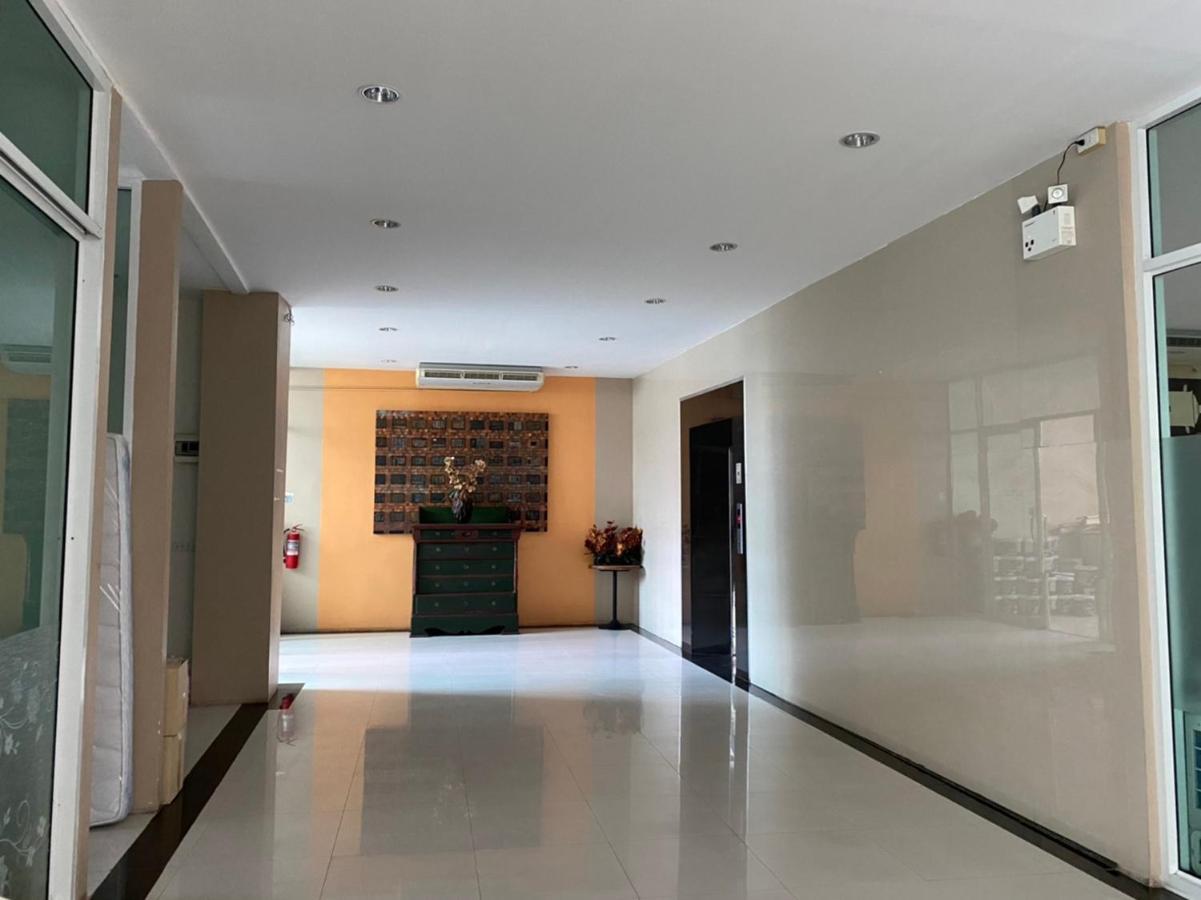 Leenova Place Bangkok Exteriör bild